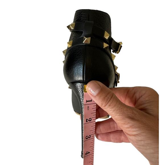 Valentino Garavani Black Pebbled Leather Rockstud Ankle Boots Size 40 Gold Studs - Picture 14 of 14